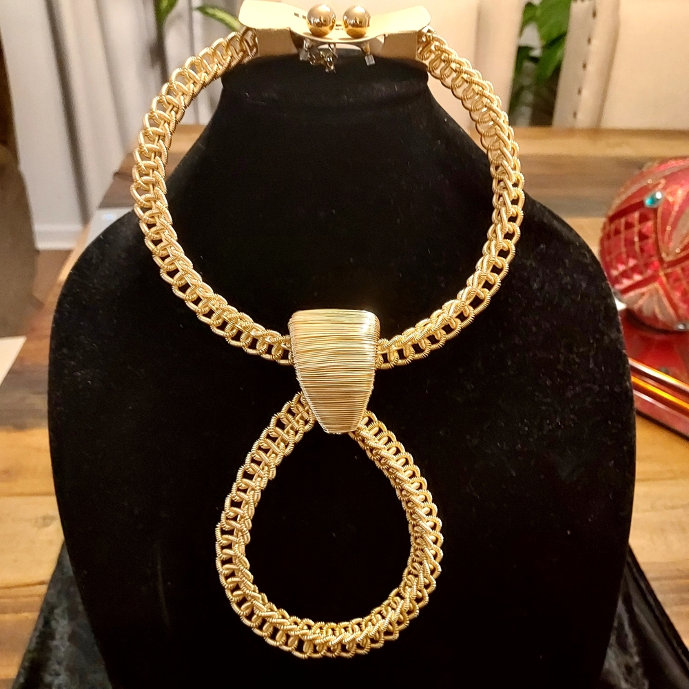 Elegant Gold Statement Necklace